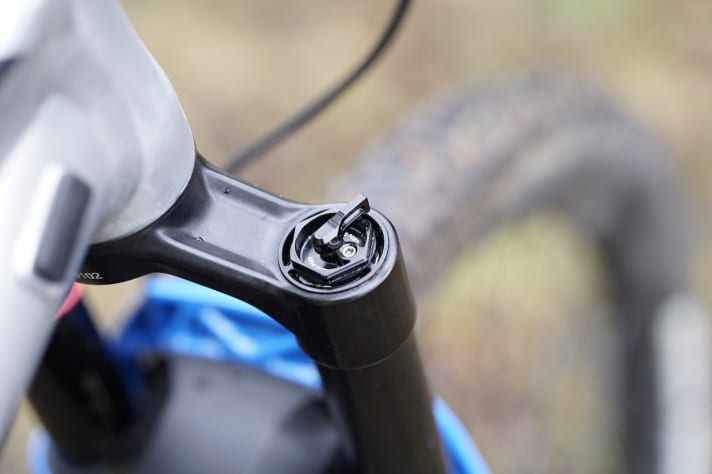   In both versions, the customer can choose between Twistloc (in the blade), normal Oneloc remote control or a lever on the fork crown. With the Twistloc option, it is even possible to operate the fork and damper at the same time.