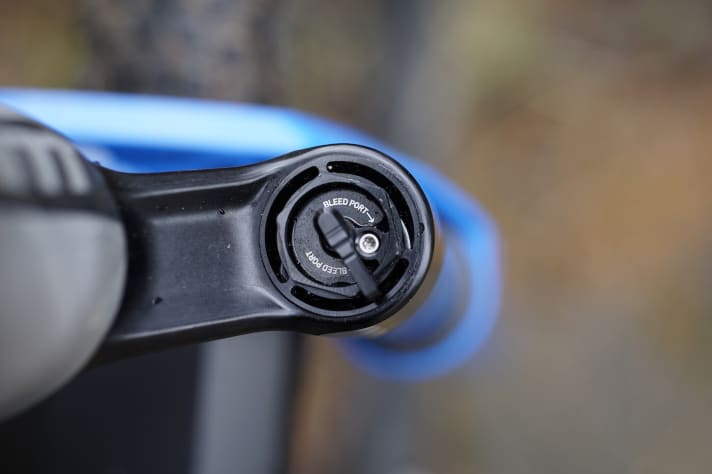   Save on service costs: Thanks to the bleed port, anyone can bleed their fork themselves using a Reverb oil syringe and even carry out a complete oil change at the same time.