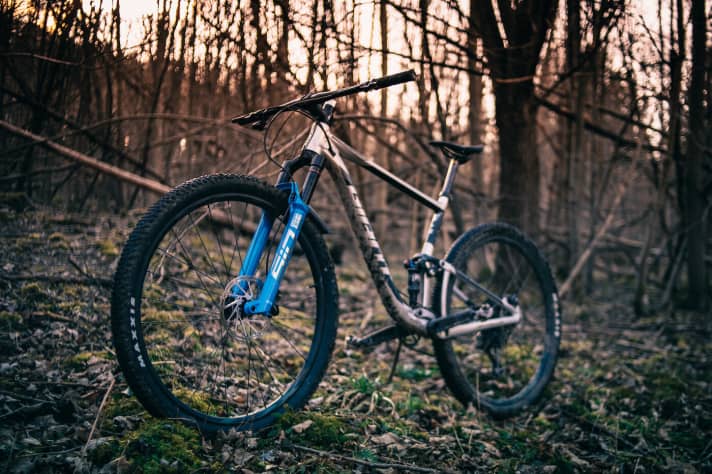   We have already been able to subject the SID Ultimate to an initial practical test. The newcomer to the suspension fork market proved to be sensitive and very potent. You'll find a detailed ride report in BIKE 5/2020 - on newsstands from 7 April.