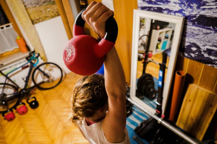   An den Möglichkeiten wird es bei Ines Thoma nicht scheitern. In ihrem eigenen Home-Gym hat die Enduro-Pilotin alles, um sich auch während einer Ausgangssperre fit zu halten.
