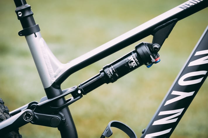   At the heart of the Neuron is the new aluminium frame. Here, Canyon favours durability over lightweight construction, which is why the frame weighs in at a hefty 3130 grams (without shock).