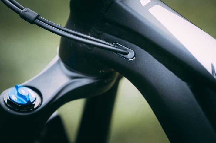   Die Ingenieure verlegen die Kabel vom Cockpit komplett im Unterrohr – anders als beim Carbon-Modell. Dort verlaufen die Kabel weniger elegant unter einer Plastik-Abdeckung.
