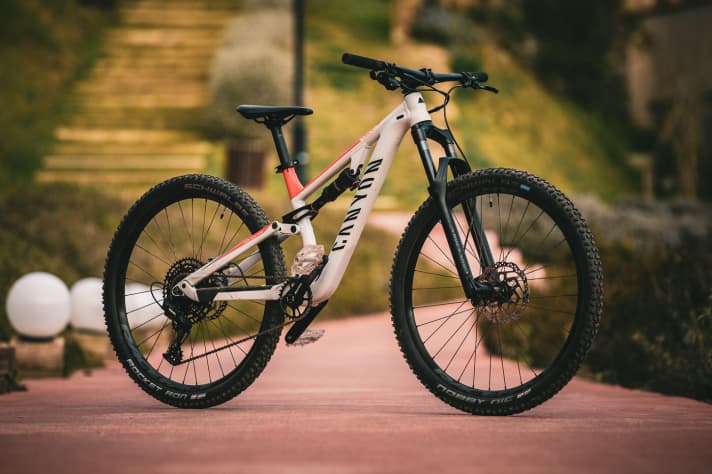 The key data for the Neuron YH: 130 millimetres of travel, a total weight of 13.6 kilos and a price of 1499 euros.
