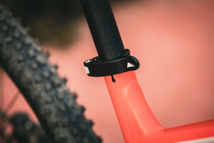 Canyon dispenses with a dropper post and uses a quick-release for more leeway in the seat height.