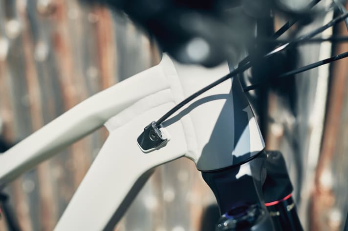   The internally routed cables ensure a clean look at Ground Control.