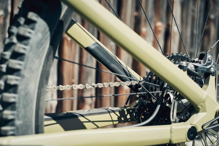   The chainstay protector with damping cavities provides effective protection against chain slap. Rose also provides the seat stays with rattle protection.