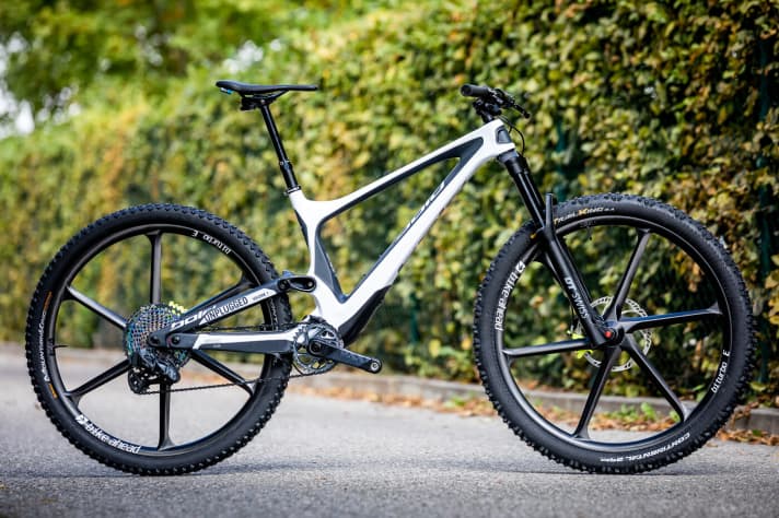   In October 2019, we installed the first version of the Magura MCi cockpit on a Bold Unplugged. At that time, two cables were still visible.