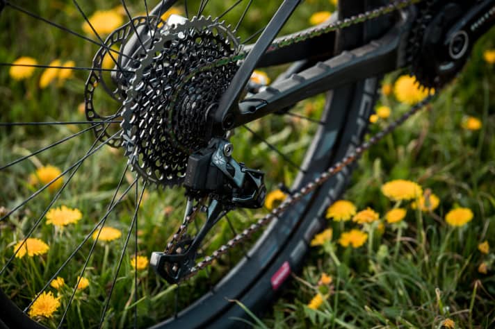   The wireless AXS drivetrain from Sram also manages without cables or wires.