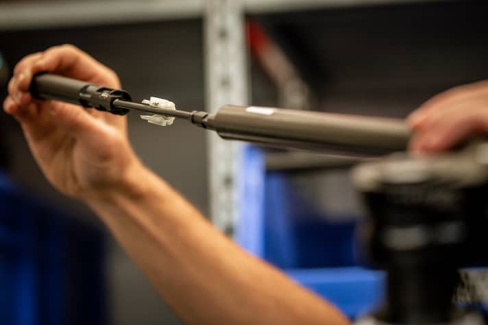   Die Hydraulikeinheit der Bremsen, mit Kolben und Ausgleichsbehälter, steckt in jedem Lenkerende des MCi-Cockpits.