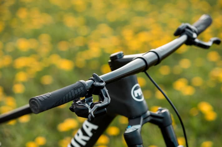   The externally routed front brake cable is necessary to maintain the compatibility of the system with other suspension forks.