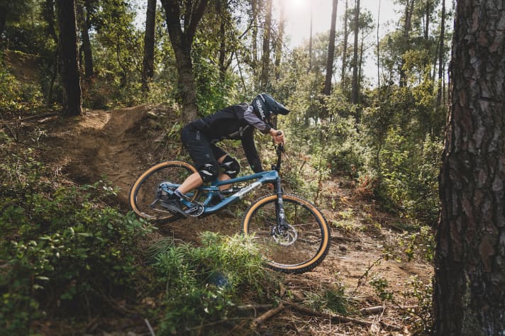   Rumpelige Enduro-Trails und Bikepark-Wochenenden: Dort fürhlt sich das 170-mm-Bike von Radon wohl.