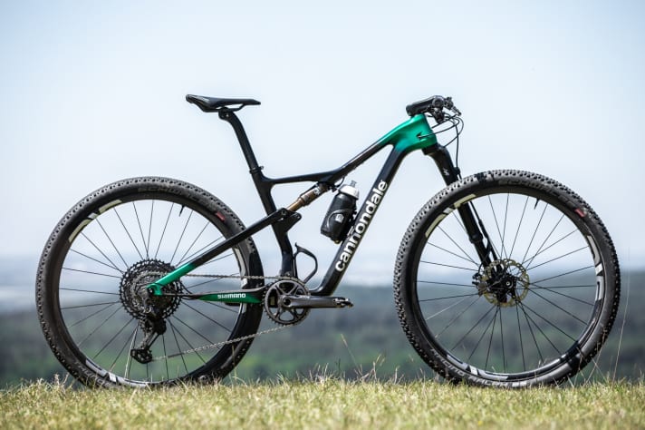   Manuel Fumic's race bike in the team kit in size M.