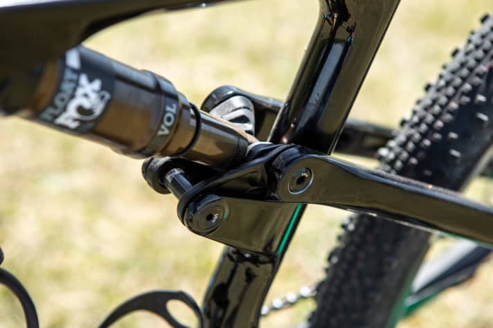   The carbon flex zone replaces the Horst link bearings on the chainstays. So we only count four joints on Cannondale's new rear triangle.