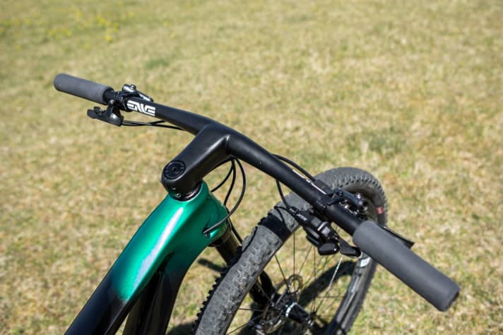   Enve manufactures a customised carbon handlebar/stem unit for the Cannondale team riders.