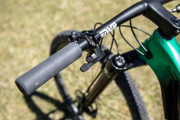   The lockout lever controls the fork and damper simultaneously.