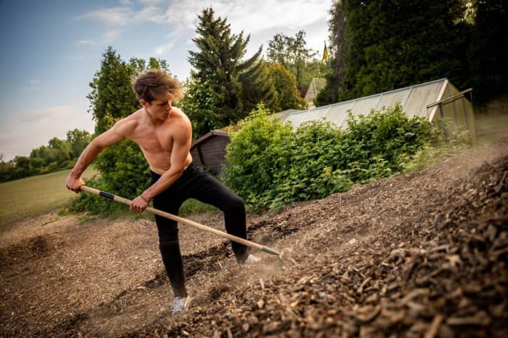   Not only biking and jumping are the order of the day at the homespot - spades and shovels also become fitness equipment during the corona restrictions. For Fedko, maintaining and expanding the dirt park near his home is just as much a part of the programme as technical tricks and clean moves.