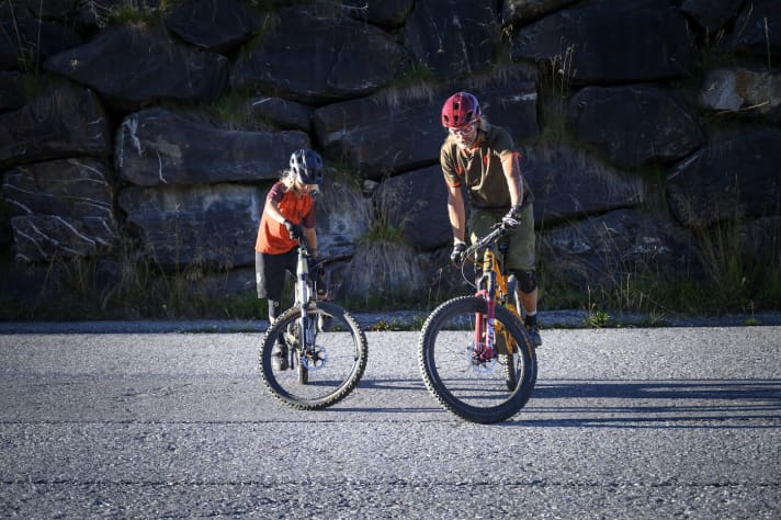 Mit Balance-Challenges kann man die Kinder motivieren.