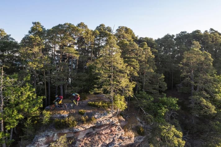 Early Birds: Those who camp have more of the day! And experience the silent spectacle before six o'clock when the sun chases away the short night.