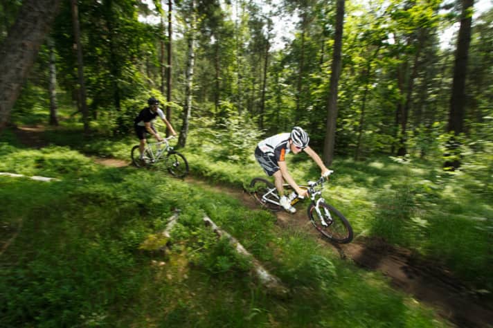   Alex and Carsten also ride the Pfeilhaus trail on their mountain bikes during their lunch break.