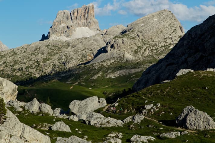   Es gibt unzählige Trails rund um Cortina d’Ampezzo. Das Befahren der Pfade ist offiziell nicht wirklich erlaubt, aber geduldet – wenn Biker Rücksicht auf die Wanderer nehmen. Oben: der Trail vom Passo Valparola zum Falzarego.