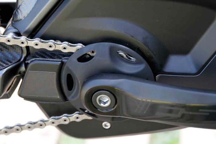   The sprocket on the Bosch drive is small. To prevent the chain from rattling, there is a small chain guide in front of the chain stay.