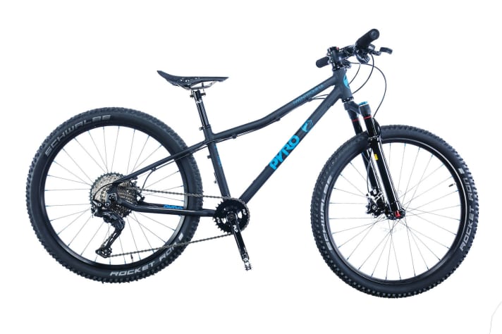 AWARD WINNER - Twentyfour Ultralight  Hersteller: Pyrobikes - Jury Statement: Bei diesem Kinderrad haben die Designer wirklich jedes Detail bedacht. Nicht nur, dass die Entwicklung komplett auf die Bedürfnisse der Kinder ausgerichtet ist, bei der Auswahl der Komponenten wurde außerdem auf kindgerecht geringes Gewicht geachtet.