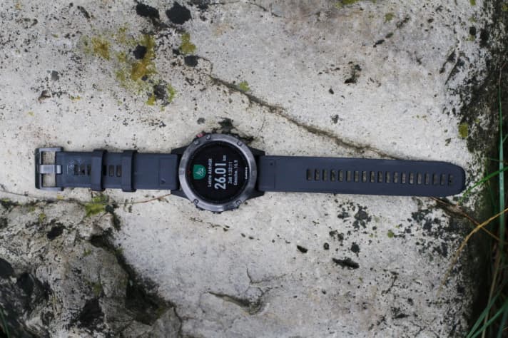   The fenix 5 from Garmin with its 47 mm case turns a fully-packed outdoor watch into a stylish all-round watch companion for everyday use.