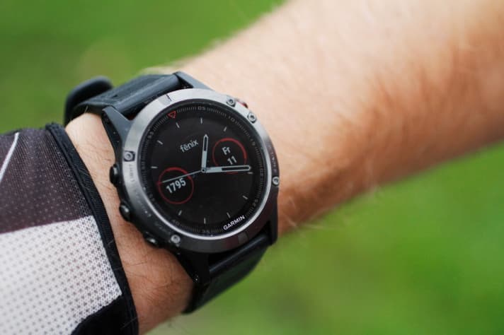   When the fenix 5 is tightly fitted with the silicone strap, it delivers solid heart rate data without a chest strap.