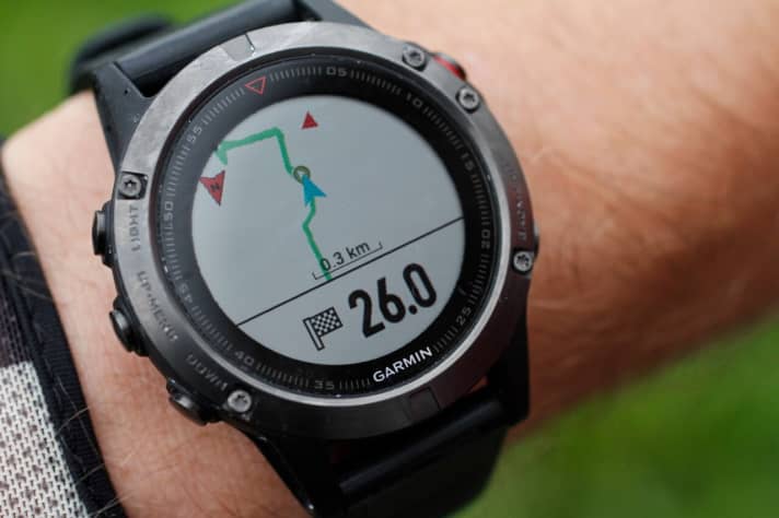   Ohne Karte nicht einfach: Der rote Pfeil an der Lünettte gibt an, welche Richtung man einschlagen muss. Zur Orientierung sieht man die Distanz zum Ziel und den Track als bunte Linie.