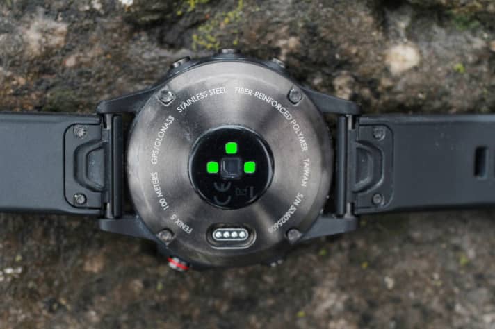   Die drei grünen Lichter blicken, wenn die fenix am Handgelenk die Herzfrequenz ermittelt.