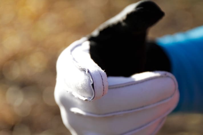   Die Verarbeitung des Raptor ist top. Überstehende Nähte oder überflüssiges Material such man vergebens. Dementsprechend gut trägt sich der Handschuh. 