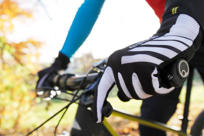   The Raptor fits comfortably around the hands and offers plenty of grip when changing gear and braking. 