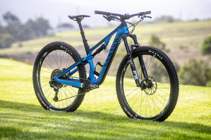   The Neuron CF is the successor to the Nerve CF, which was one of the Koblenz-based company's most successful full-suspension mountain bikes. Incidentally, the touring full-suspension bike has been running under the name Neuron in the Canyon range since 2017.