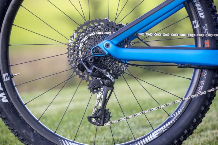  The pivot point near the rear wheel axle has been placed above the axle for better kinematics - as with the Spectral.