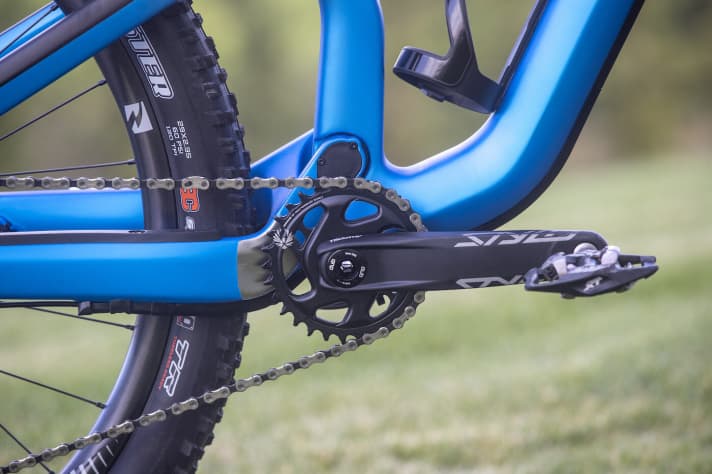   Two bearings are concealed behind the dust cap on the main swing arm of the four-link, and only one on the other side. The doubling is intended to better absorb the forces of the more loaded drive side. A front derailleur or chain guide can also be mounted here (low direct mount). Canyon is also going back to threaded BSA bottom brackets for the Neuron CF.