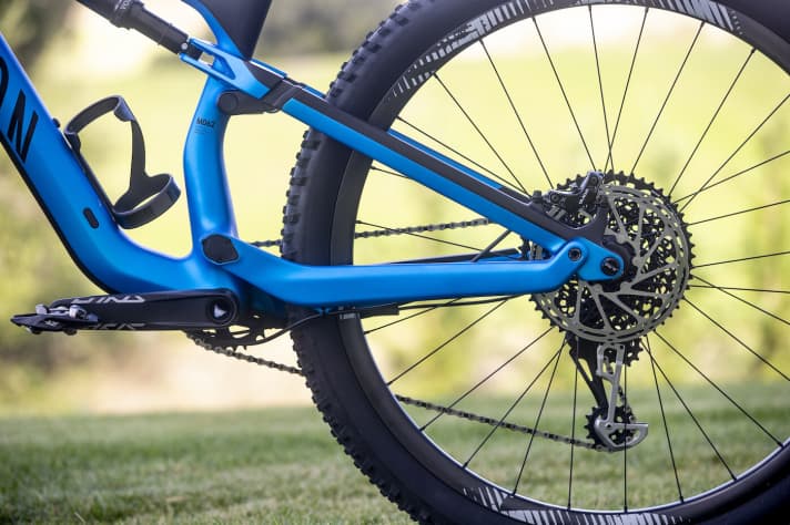   In addition, dust caps protect the main bearings on the rear triangle from dirt and moisture.