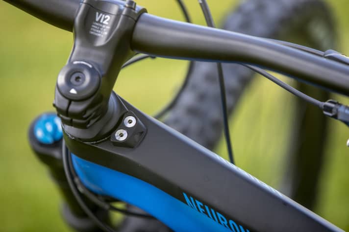   Useful extra weight: As with the Spectral and Lux, the external steering stop limiter protects the top tube. In the event of a fall, the double-bolted stop on the top tube breaks and can be replaced.