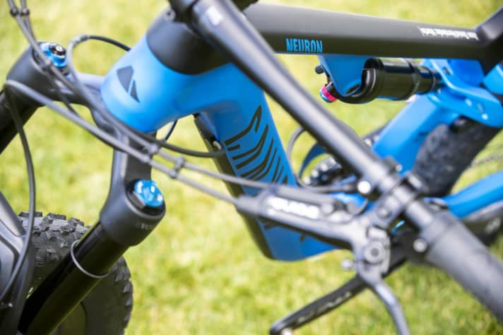   The cables disappear into the plastic channel at the top of the down tube. This can be easily unscrewed for servicing and offers the carbon frame additional protection from stones thrown up.
