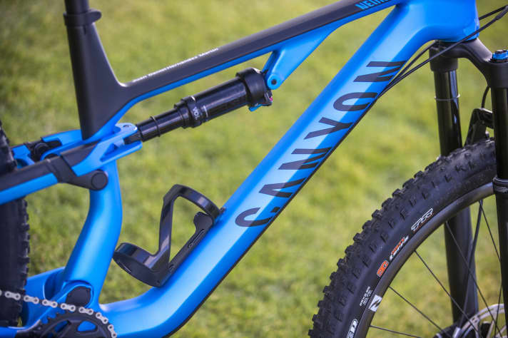   From frame size M, the Neuron CF frame easily fits a large water bottle. Bottle holders with side removal make handling easier.