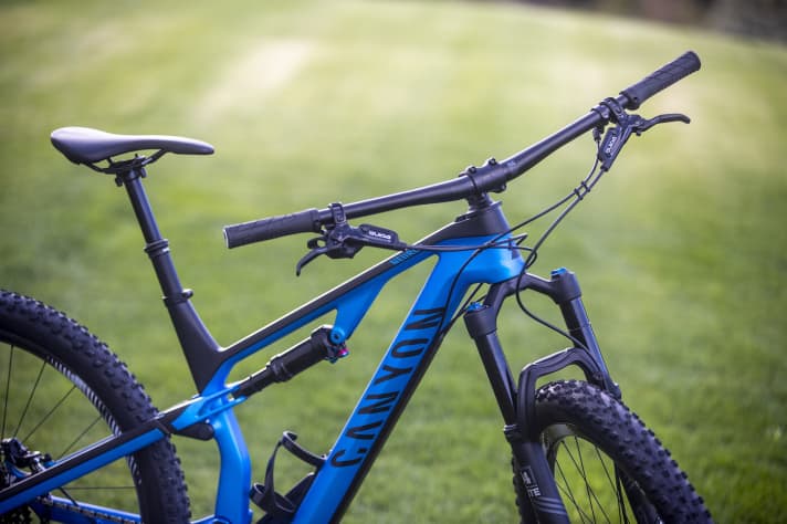   Die 29er kommen alle mit 760 mm breitem Lenker und 60-mm-Vorbau. Bei den Rahmengrößen XS und S misst der Lenker 740 mm, bei den Frauen-Modellen stecken zudem kürzere Vorbauten auf dem Gabelschaft.