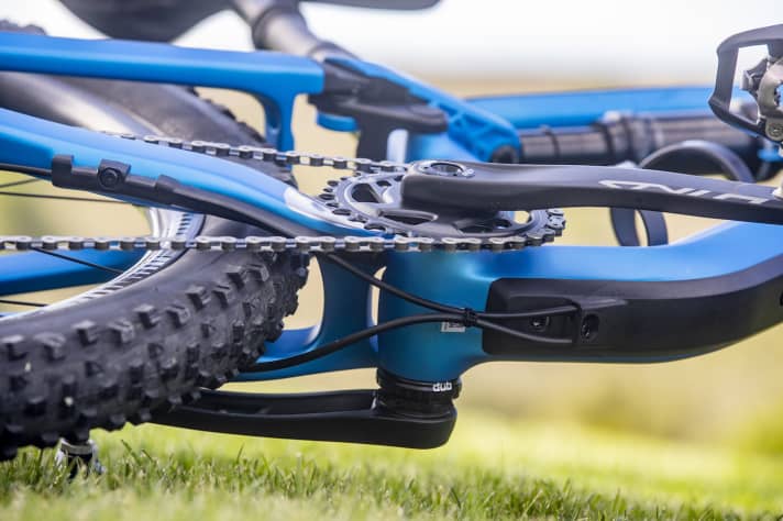   The plastic cable duct is pulled far under the bottom bracket and thus protects against impacts. The cable outlet under the chainstay protects the frame from impacts caused by the jumping chain.