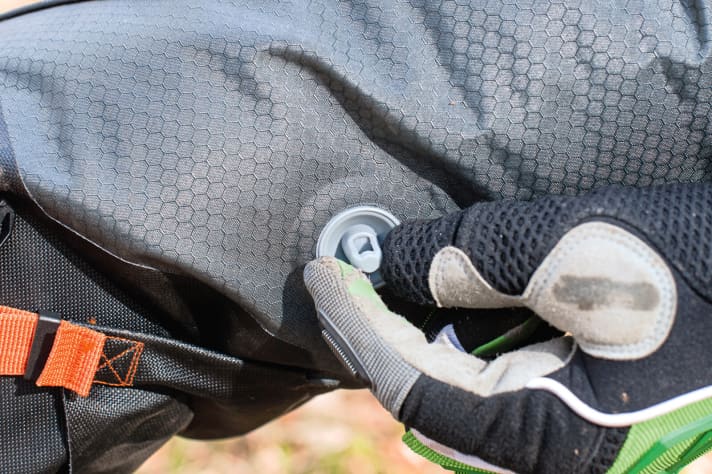 Ortlieb Seat Pack: Seitenventil