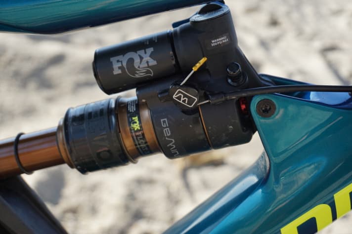   The black chamber at the top of the damper contains the new Gemini system. At the touch of a button, the air volume of the damper increases by 20 per cent.