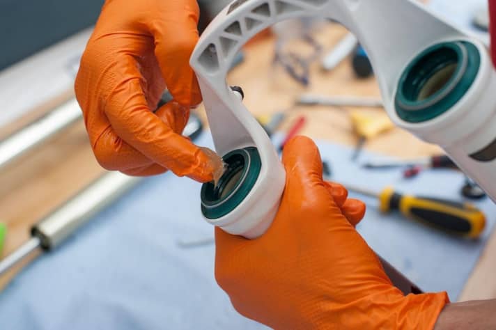   Wenn es nach Federungsherstellern geht, müsste man Federgabel und Dämpfer ständig zum Service schicken. Wir haben <a href="service/schrauber_tipps/service-fuer-mountainbike-federgabeln/a42336.html"  rel="noopener noreferrer">Fahrwerks-Experte Marcus Klausmann gefragt, was wirklich notwendig ist</a> . Außerdem gibt Schrauber-Experte Florian Ohnesorg wertvolle <a href="service/schrauber_tipps/mtb-federgabel-und-daempfer-brauchen-profi-service/a41640.html"  rel="noopener noreferrer">Tipps zum Gabel-Service</a> .