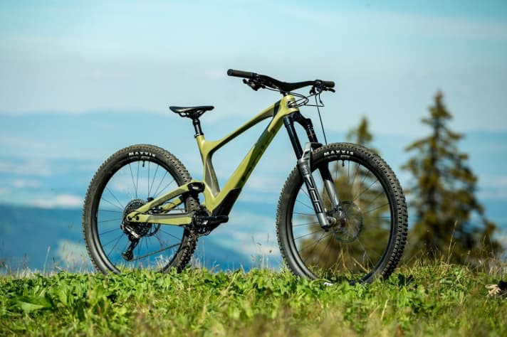   Das Endurobike Bold Unplugged Volume 1 in Olive-Slate bleibt zurückhaltend – für alle, die es nicht übertrieben aber doch auffällig mögen. An dem ohnehin extravaganten Rahmen ohne sichtbaren Dämpfer ändert sich 2021 ansonsten nichts.