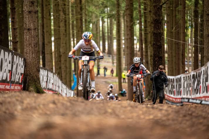   Always within reach of the world champion: Loana Lecomte (right).