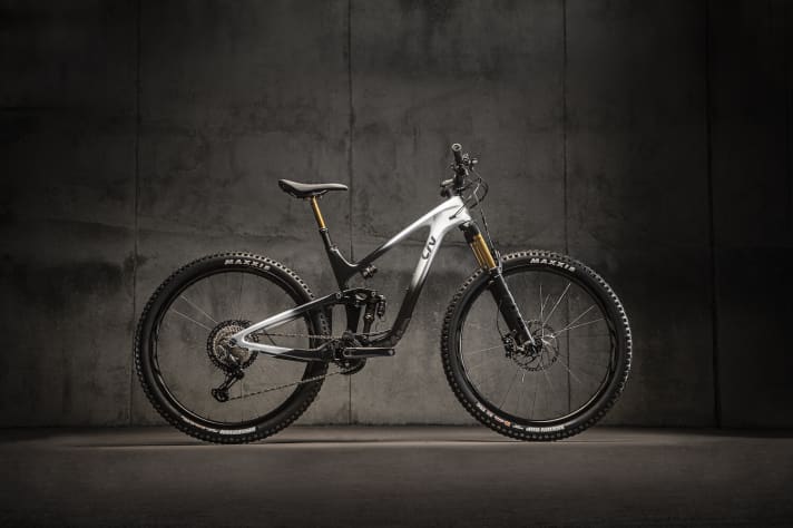 The top model of the new Intrigue Advanced Pro with electronic Fox suspension, carbon wheels and a Shimano XTR/XT mix.