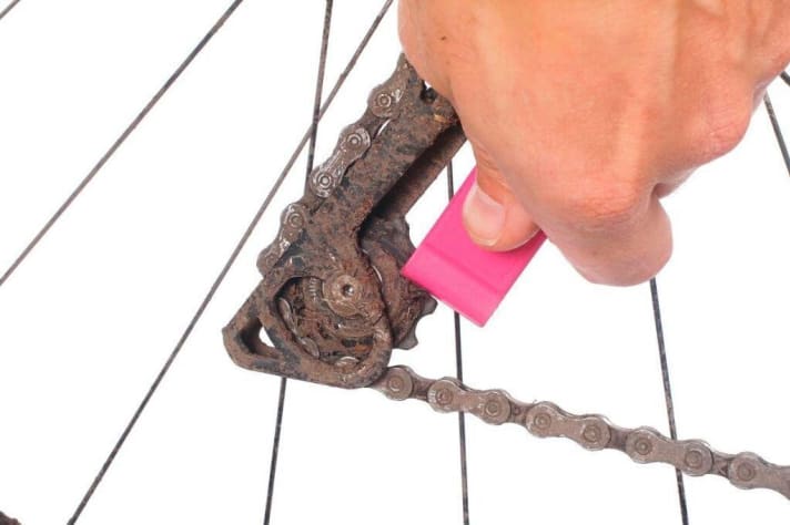   The small pulleys on the derailleur cage are particularly susceptible to chain grease and dirt. To clean them, simply use a <a href="https://www.awin1.com/cread.php?awinmid=11768&awinaffid=471469&clickref=B+tire+lever&ued=https%3A%2F%2Fwww.rosebikes.de%2Ffahrradzubeh%25C3%25B6r%2Fwerkzeug-und-wartung%2Ffahrradwerkzeuge%2Freifenheber&pref1=bike" target="_blank" rel="noopener noreferrer nofollow">tire lever</a> * (e.g.e.g. <a href="https://www.awin1.com/cread.php?awinmid=11768&awinaffid=471469&clickref=B+Birzman+Tire+Lever&ued=https%3A%2F%2Fwww.rosebikes.de%2Fbirzman-tire-lever-reifenheber-3-er-set-2666353" target="_blank" rel="noopener noreferrer">Birzman Tire Lever</a>*). This keeps your fingers clean.