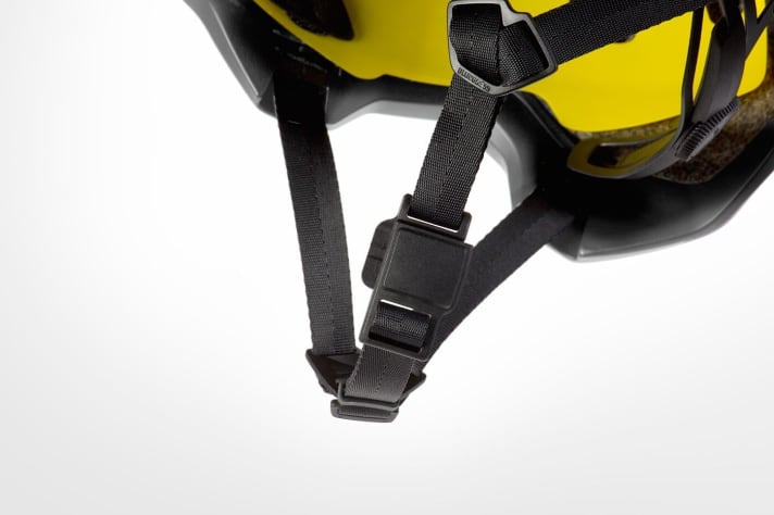   Der magnetische Fidlock-Gurtverschluss schnappt zuverlässig ein und lässt sich mit einer Hand öffnen.