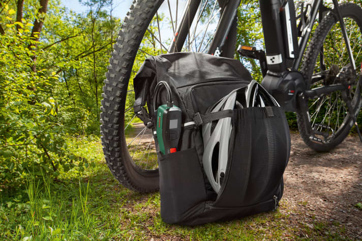 With a length of 21.5 centimetres, the handy EasyPump also takes up little space in your luggage. The textile-coated air hose can be rotated 360 degrees for storage and is said to be particularly resistant to kinking and breakage.